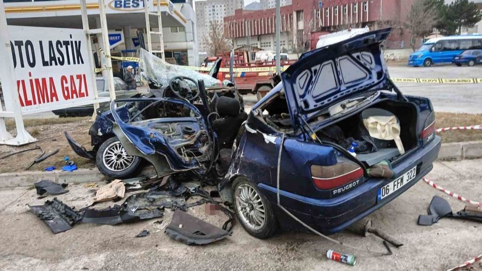 Ankara’da hafif ticari araç ile otomobil çarpıştı: 1 ölü, 3 yaralı