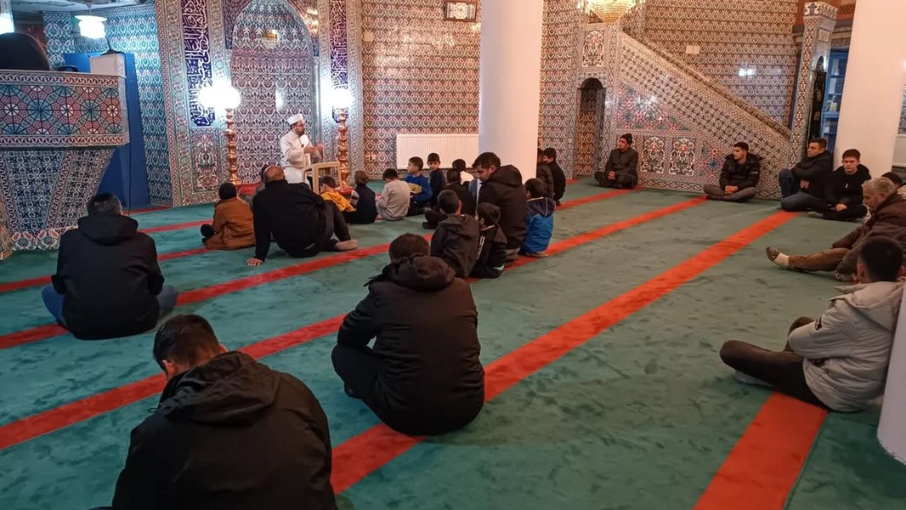 Aralık’ta Regaib Kandili Coşkusu: İlçe Merkezi ve Köylerde Dualar Semaya Yükseldi!