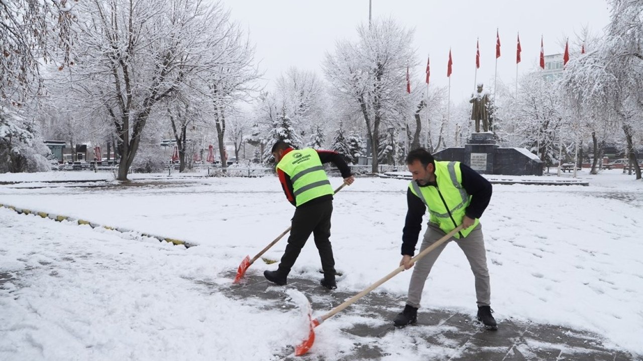 Ardahan Güne Beyazla Uyandı: Belediye Ekipleri Kar Küreme Çalışmalarına Başladı