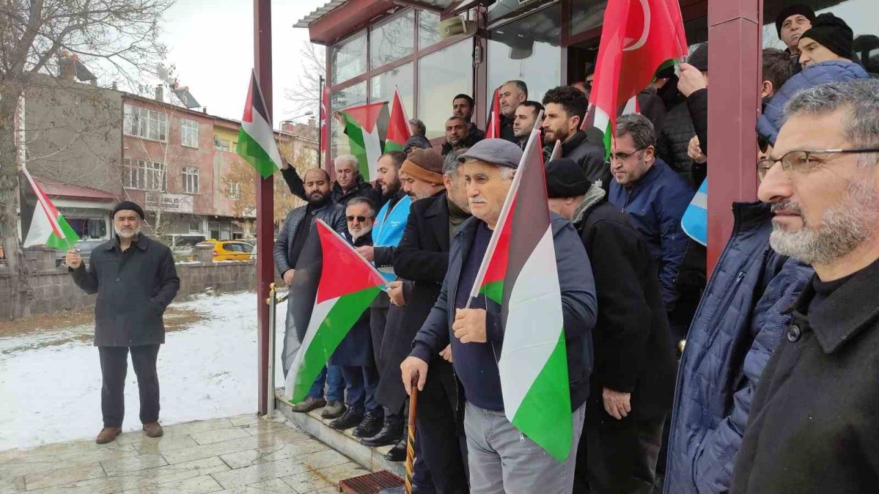 Ardahan'da Cuma Namazı Çıkışı İsrail'e Tepki ve Filistin'e Destek Eylemi