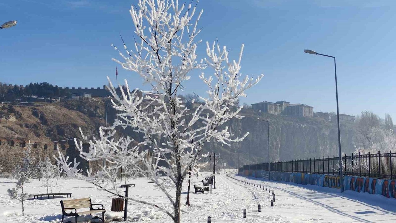 Ardahan’da Dondurucu Mesai: Göle’de Termometreler Eksi 16’yı Gördü!