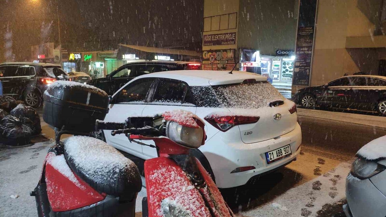 Ardahan’da Kar Yağışı Başladı: Kent Merkezi Beyaza Büründü