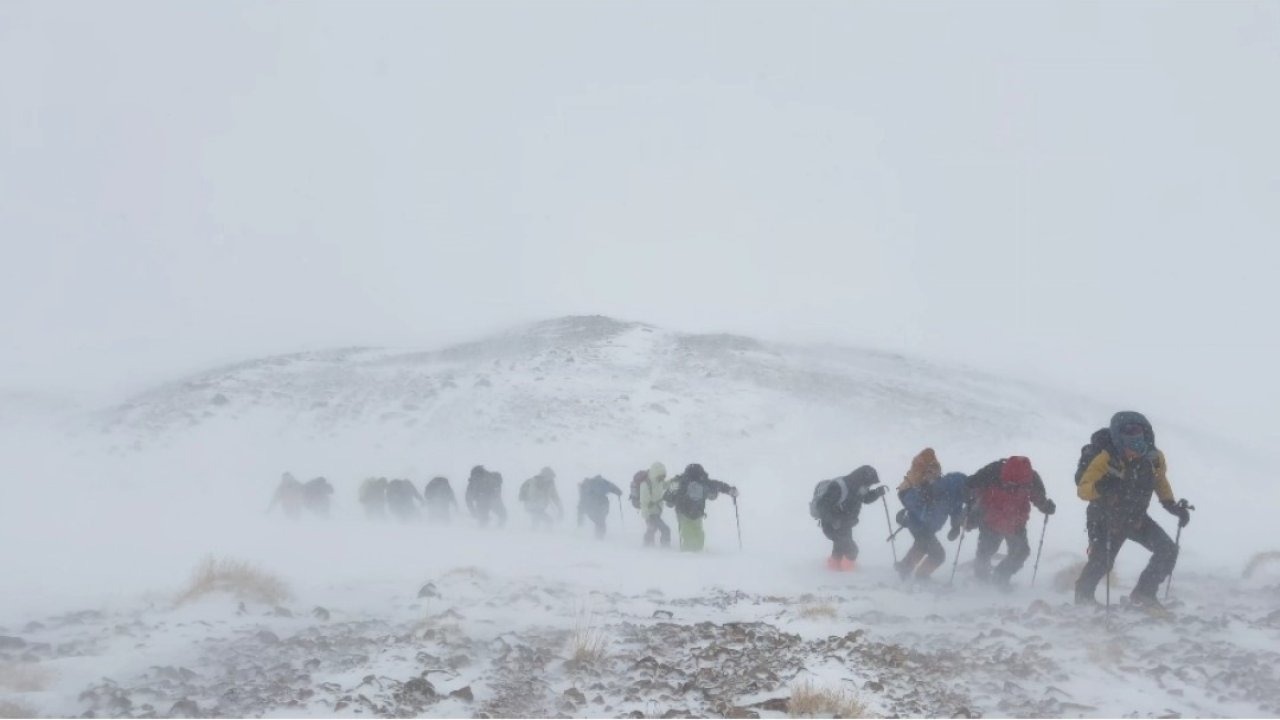 Artos Dağı'nda Zorlu Tırmanış: Fırtına ve Tipiye Rağmen Zirve Heyecanı