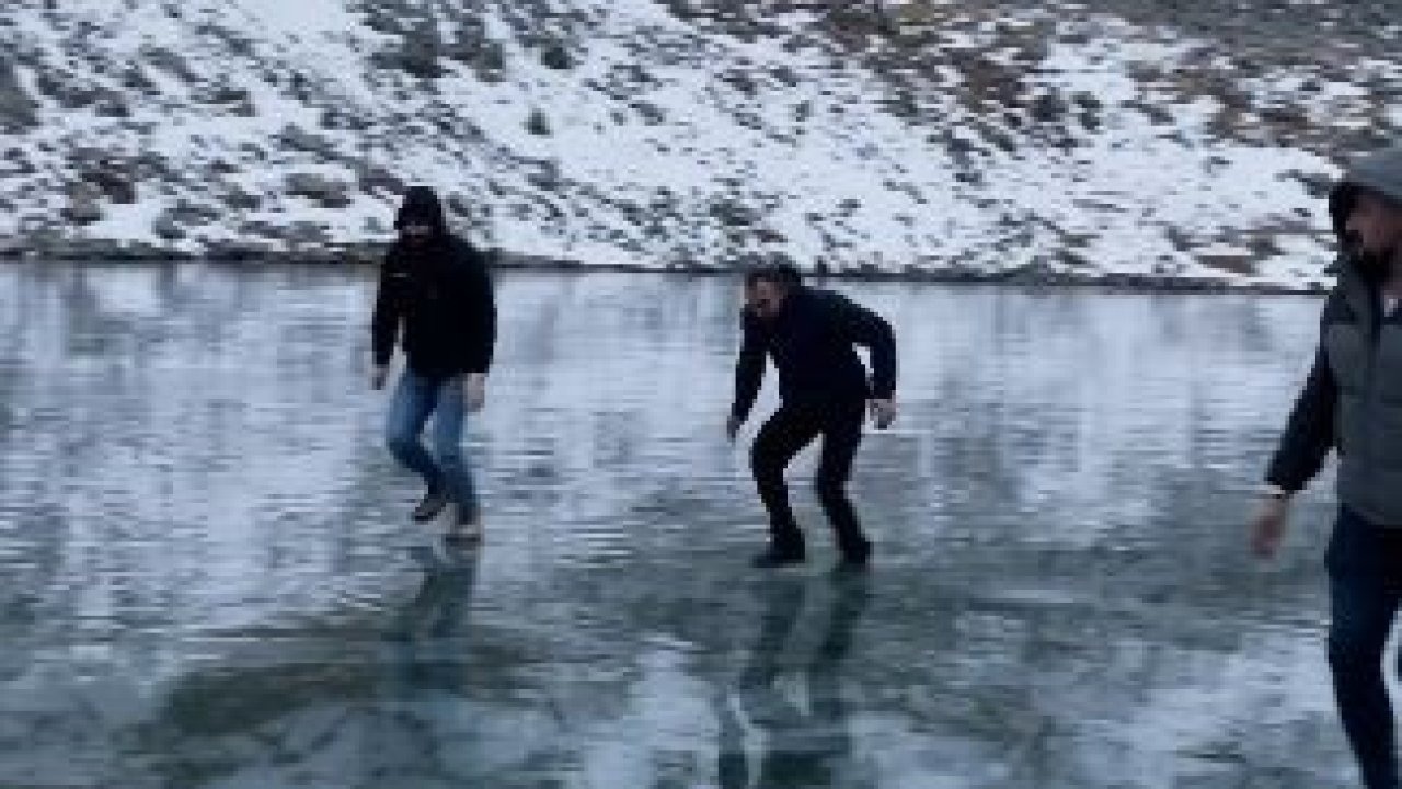 Artvinli gençler buz tutan Karagöl’de taş atıp test ettiler, sonra eğlendiler