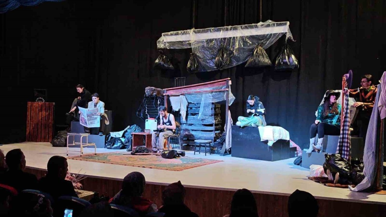 Aşkale’de Sanat Dolu Akşam: Bölge Birincisi &quot;Mavi Kolye&quot; Sahnelendi