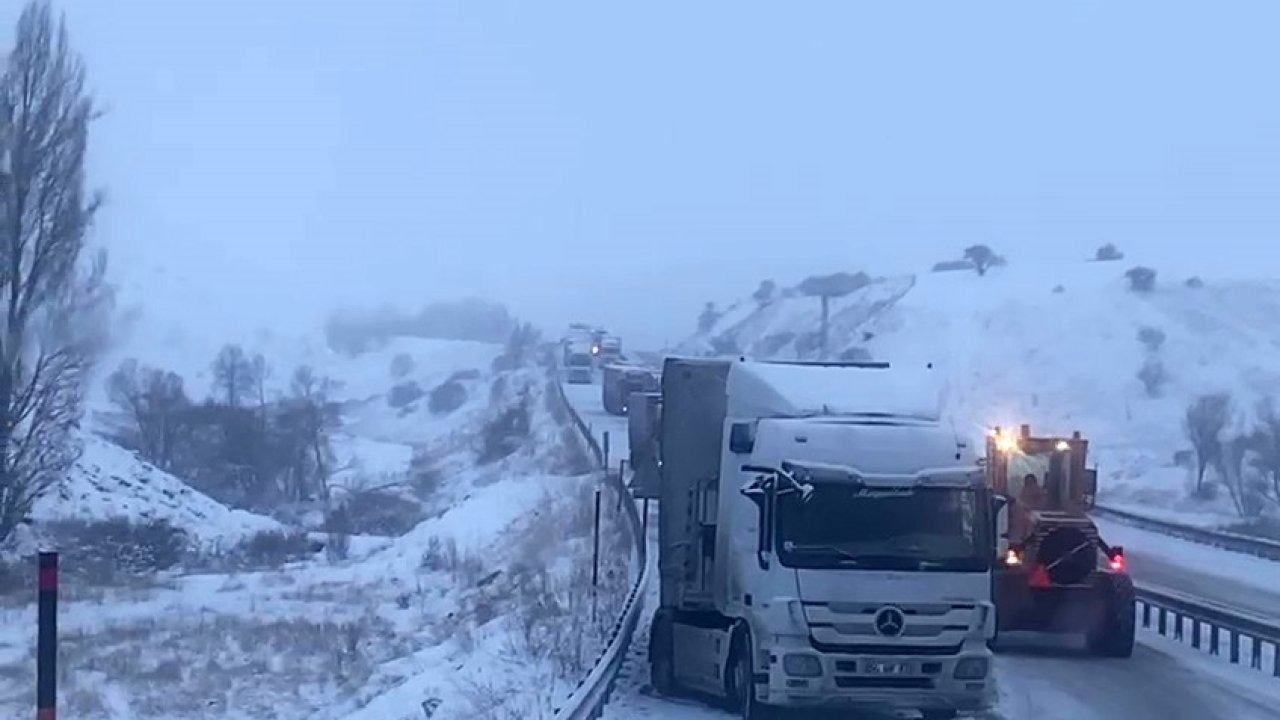 Aşkale’de Tırlar Kaydı: Tepebaşı Mevkiinde Ulaşım Durdu