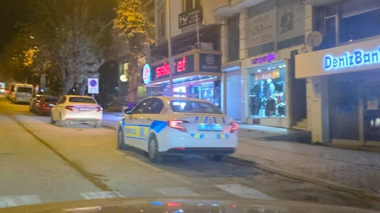 Bacağına saplanan bıçağı çıkartıp karşısındaki kişiyi ağır yaraladı