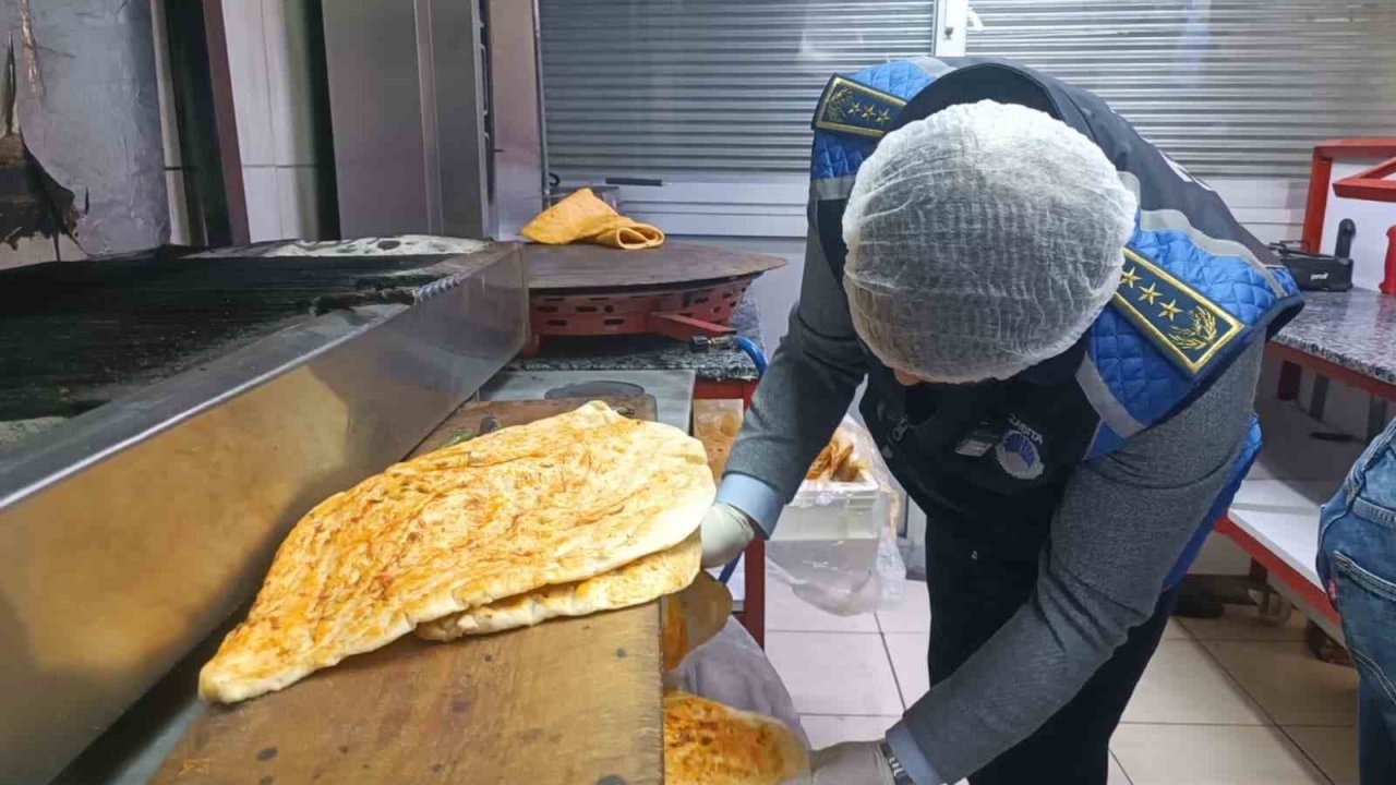 Baharatın içine bozulmasın diye bırakılan çiğ et, zabıta ekiplerini şaşırttı