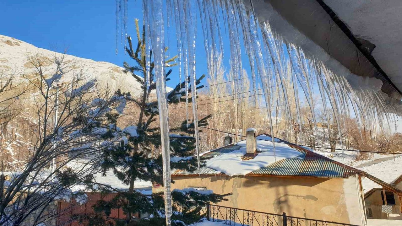 Başkale’de Dondurucu Soğuklar: Hava -12 Derece, Yaşam Olumsuz Etkilendi