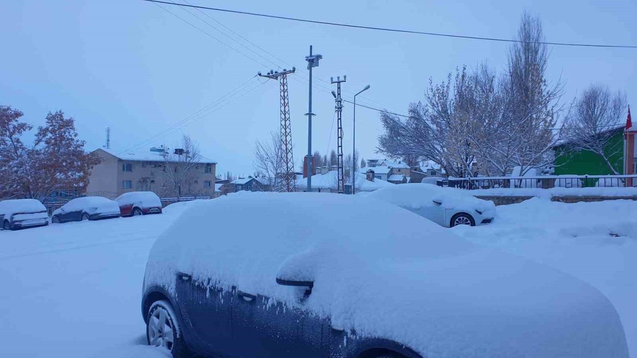 Başkale’de Kar Esareti: Araçlar Gömüldü, Yollar Kapandı