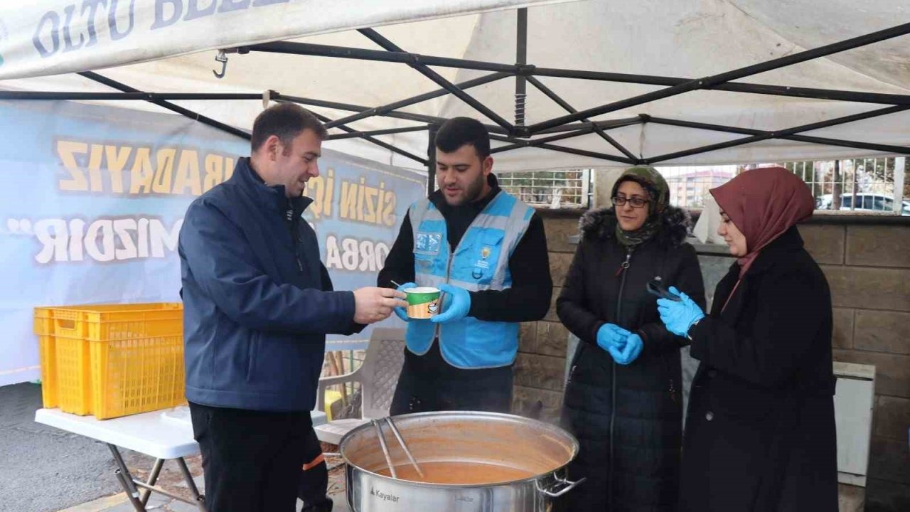Belediyeden pazarcılara çorba ikramı