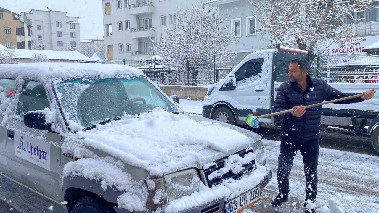 Bingöl Karlıova’da Kar Yağışı Başladı: İlçe Beyaza Büründü