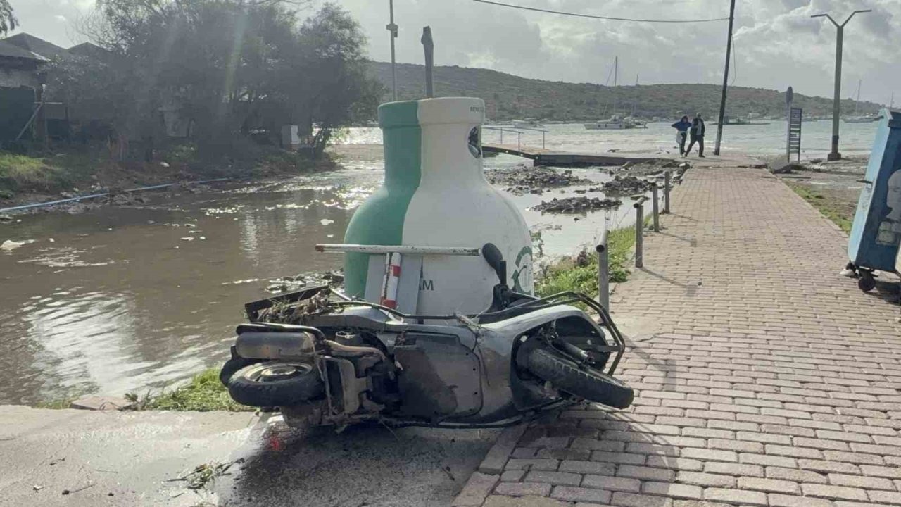 Bodrum’da selin ardından fırtına: &quot;Tekneler karaya oturdu, denizin rengi değişti&quot;