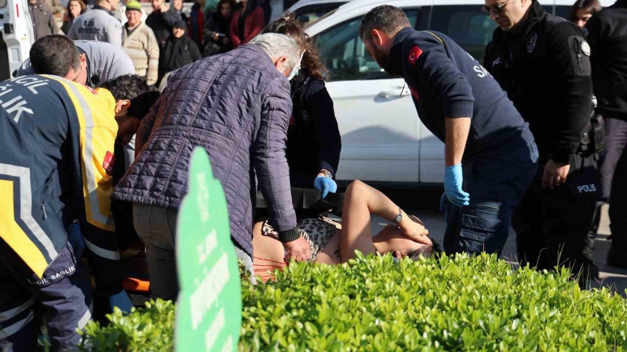 Boşanma duruşmasından çıktı, eşini sırtından bıçakladı