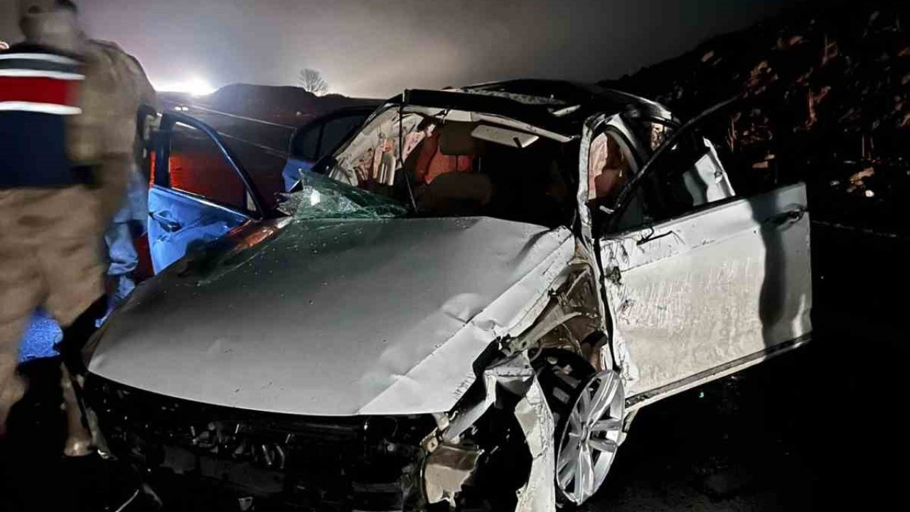 Diyarbakır&#039;da takla atan otomobil hurdaya döndü: 1 ölü, 1 yaralı
