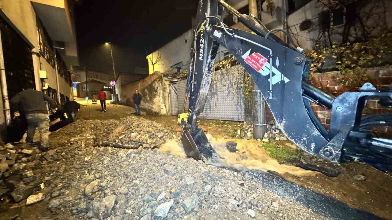 Edirne’de patlayan borudan fışkıran su metrelerce yükseğe çıktı