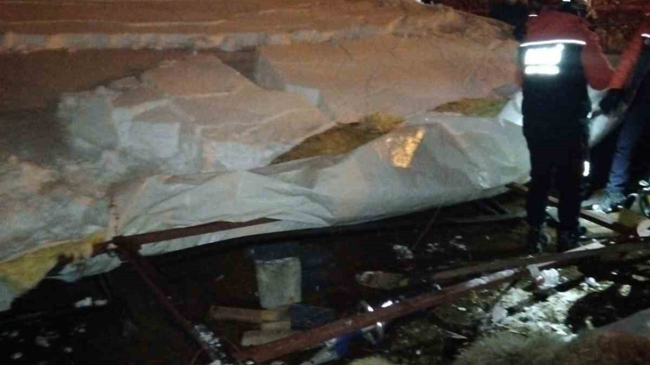 Edremit’te Kar Faciası: Ahır Çöktü, Hayvanlar Mahsur Kaldı