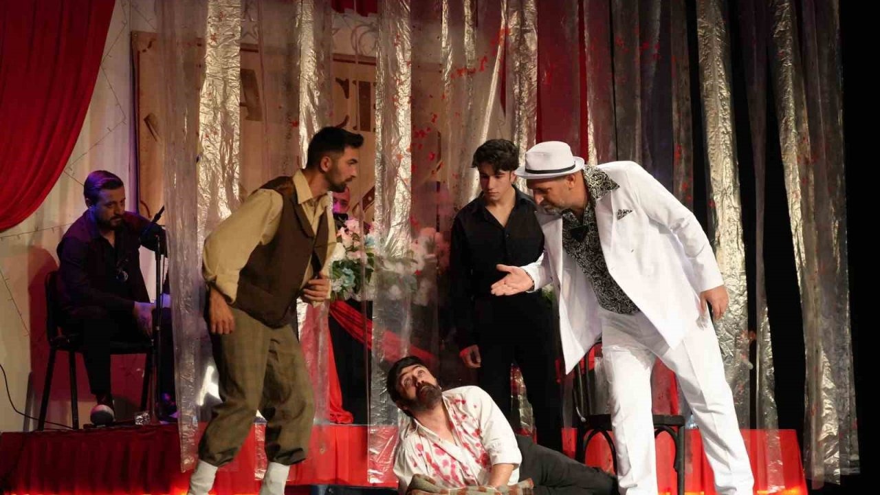 Erzurum Şehir Tiyatrosu’ndan &quot;Hançer Havası&quot; Oyununa Yoğun İlgi