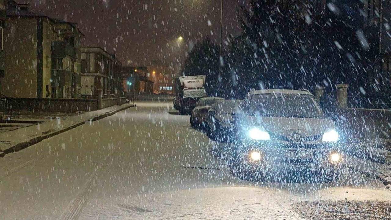 Erzurum’da Hasret Bitti: Şehir Yoğun Kar Yağışıyla Yeniden Beyaza Büründü