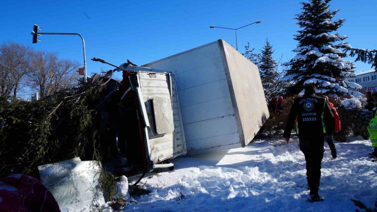 Erzurum'da Korkutan Kaza: Kamyon Ağacı Söktü, Yan Yattı
