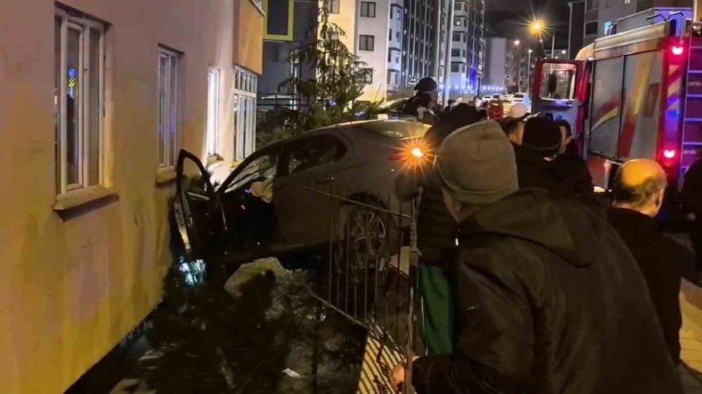 Erzurum'da şaşırtan kaza: Otomobil bahçe duvarında asılı kaldı
