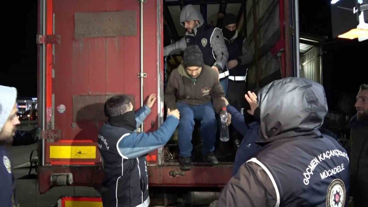Erzurum'da Yılbaşı Öncesi Geniş Kapsamlı Huzur Uygulaması: 23 Düzensiz Göçmen Yakalandı