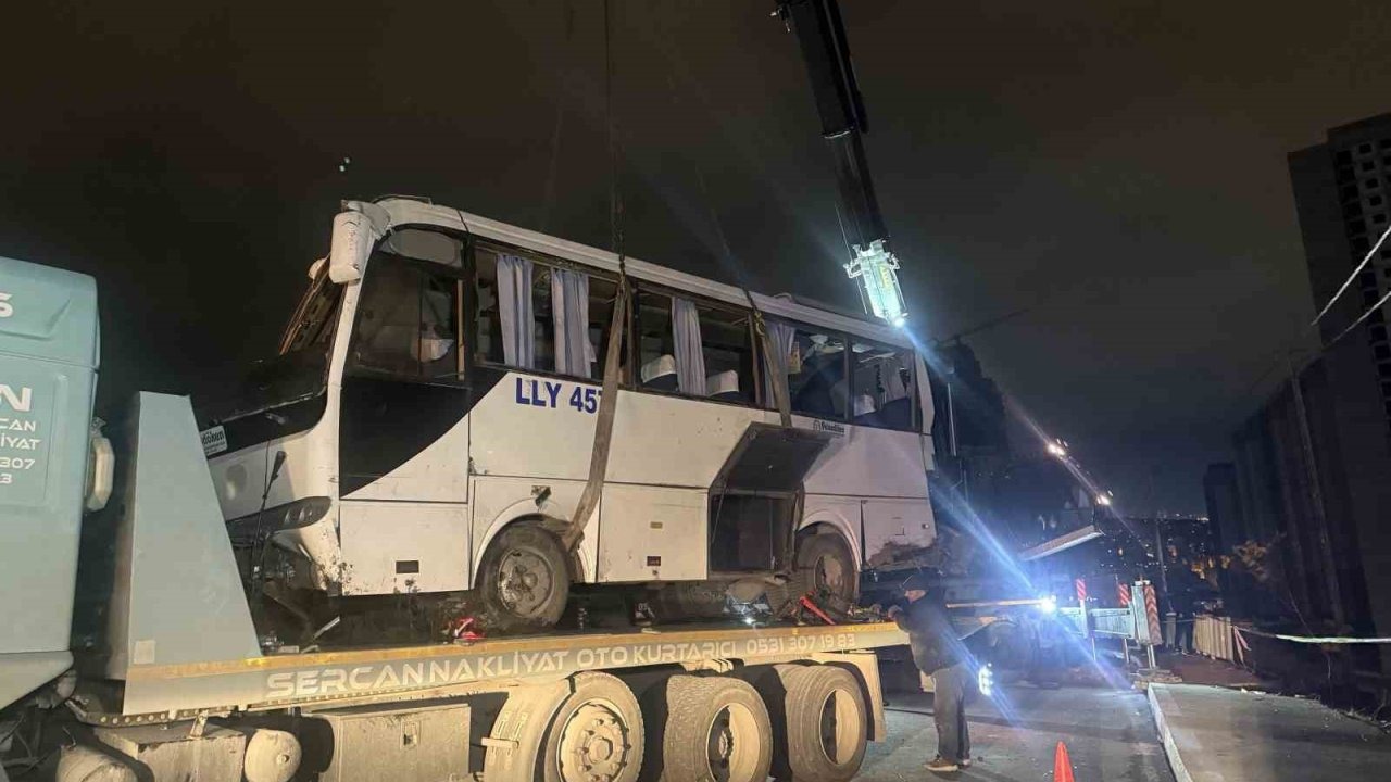 Esenyurt’ta 4 kişinin öldüğü kazaya karışan araç olay yerinden kaldırıldı