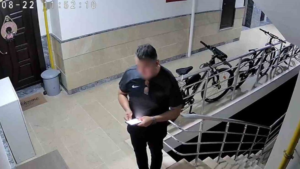 Eşinin evini baltayla açamayınca bina görevlisinin eşini bıçaklayarak öldürmüş