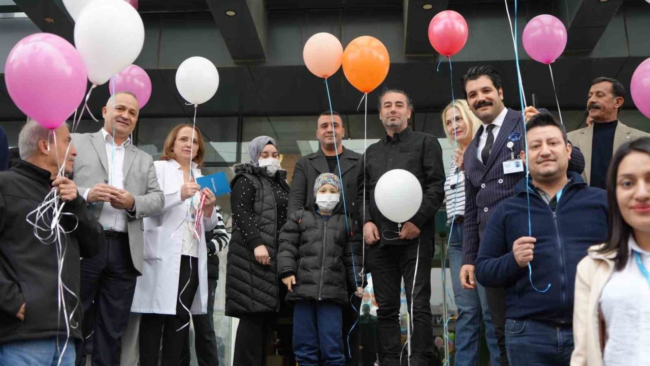 Gaziantep’te kanseri yenen Melih Tuğra için gökyüzüne balonlar bırakıldı