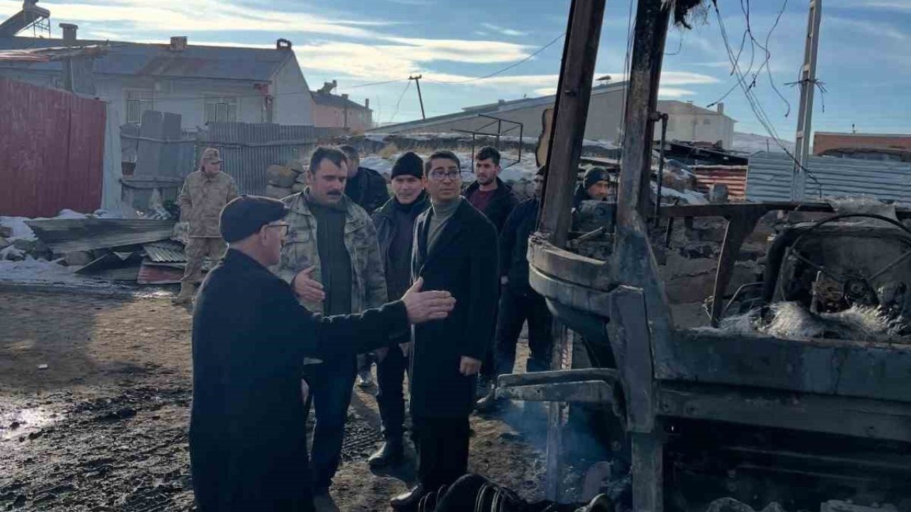 Hanak’ta Korkutan Yangın: Ambar ve Traktör Kül Oldu