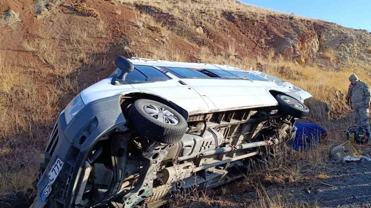 Horasan&#039;da öğretmenleri taşıyan servis minibüsü devrildi: 7 yaralı