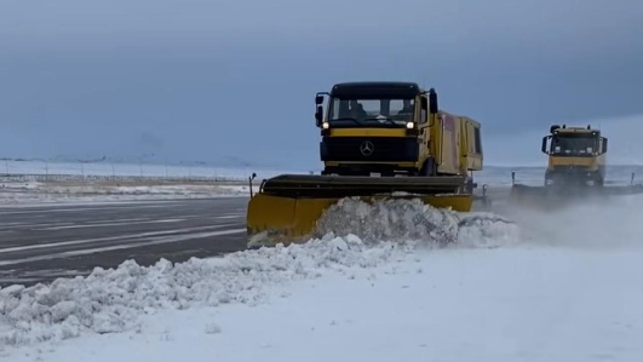 Iğdır Havalimanı’nda Kar Seferberliği: Pist ve Apron Uçuşlara Hazır!