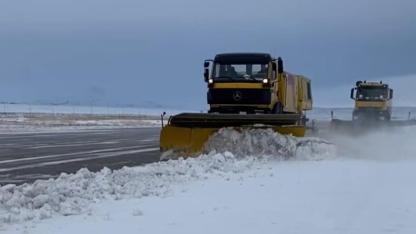 Iğdır Havalimanı’nda Kar Seferberliği: Pist ve Apron Uçuşlara Hazır!