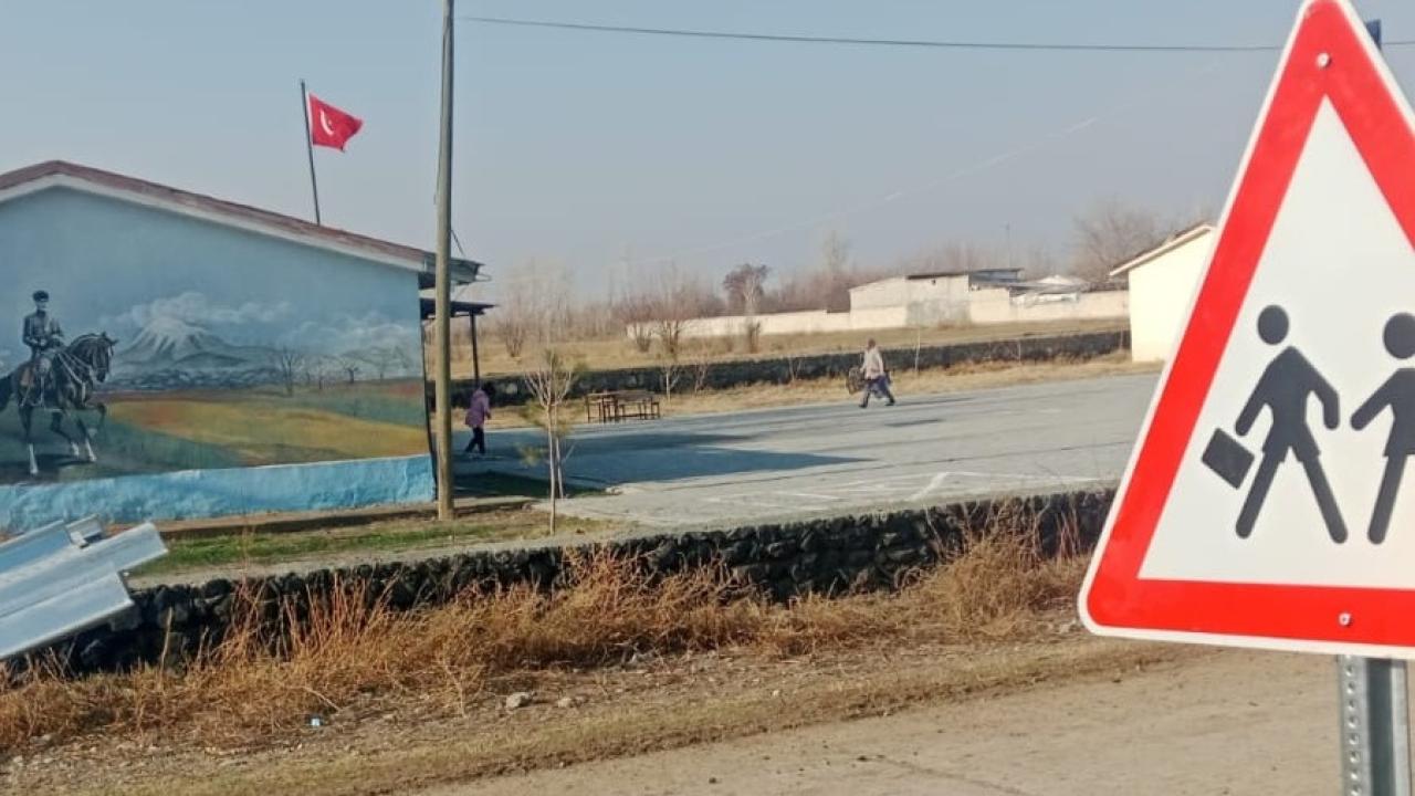 Iğdır İl Özel İdaresi’nden Karakoyunlu’da Trafik Seferberliği: Köy Yolları Yenileniyor