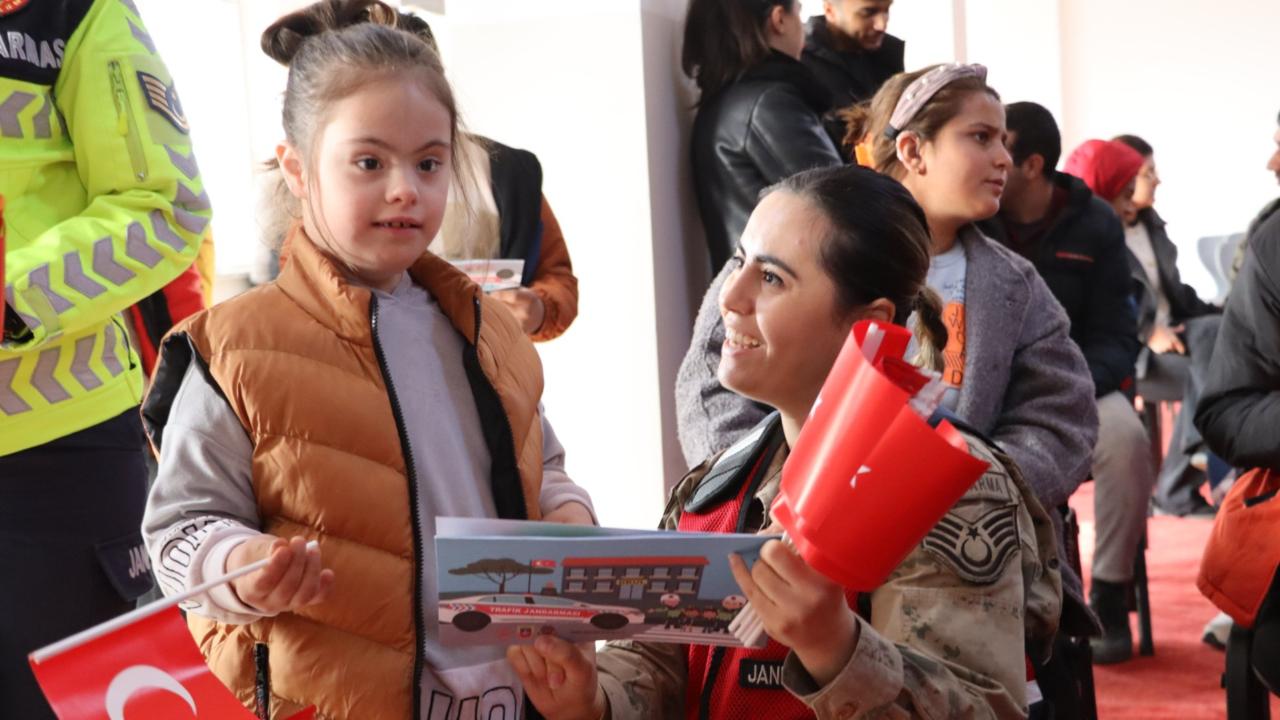 Iğdır Jandarma'dan Anlamlı Ziyaret: Özel Öğrencilere Hediyeler Dağıtıldı