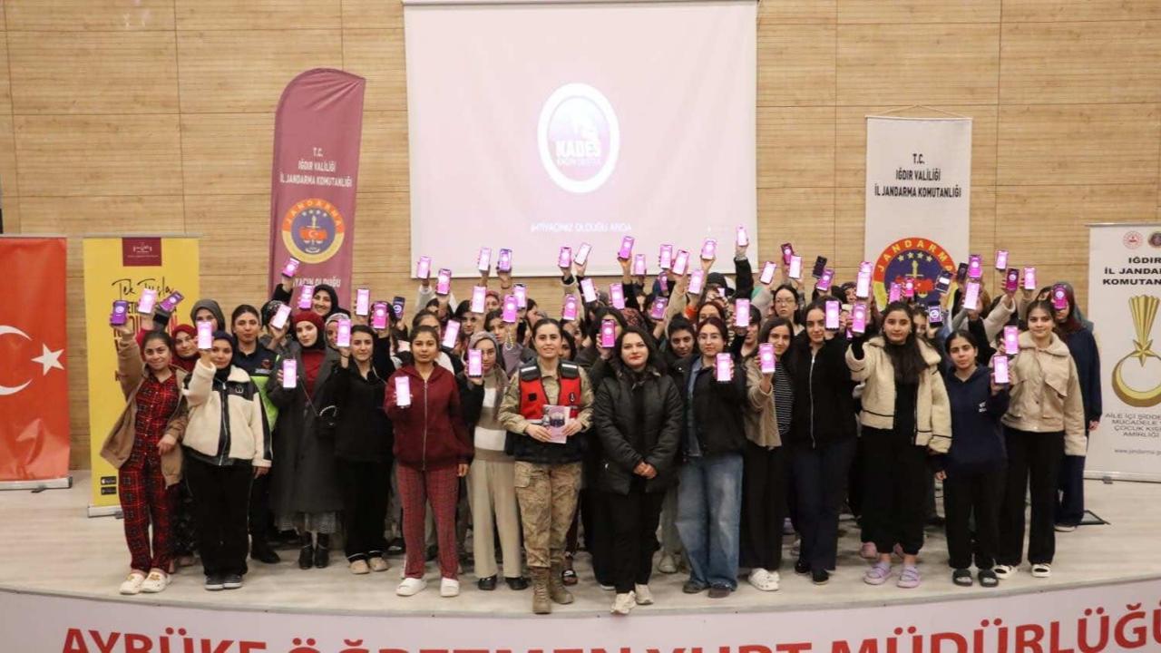 Iğdır Jandarma&#039;dan Kız Öğrencilere KADES ve Şiddet Eğitimi