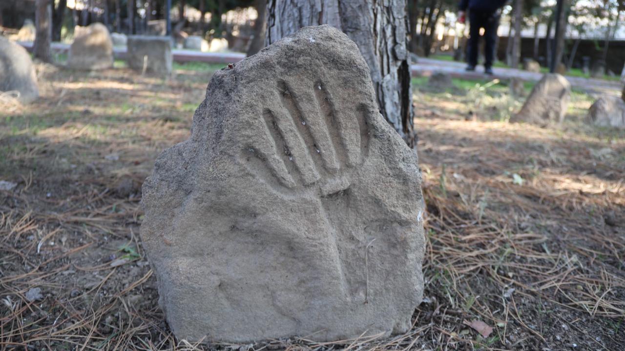 Iğdır Karakoyunlu’da 600 Yıllık Mezar Taşı Tarihi Gün Yüzüne Çıkarıyor
