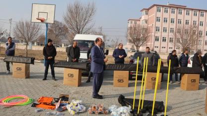 Iğdır'da 71 Ortaokula spor malzemesi dağıtıldı