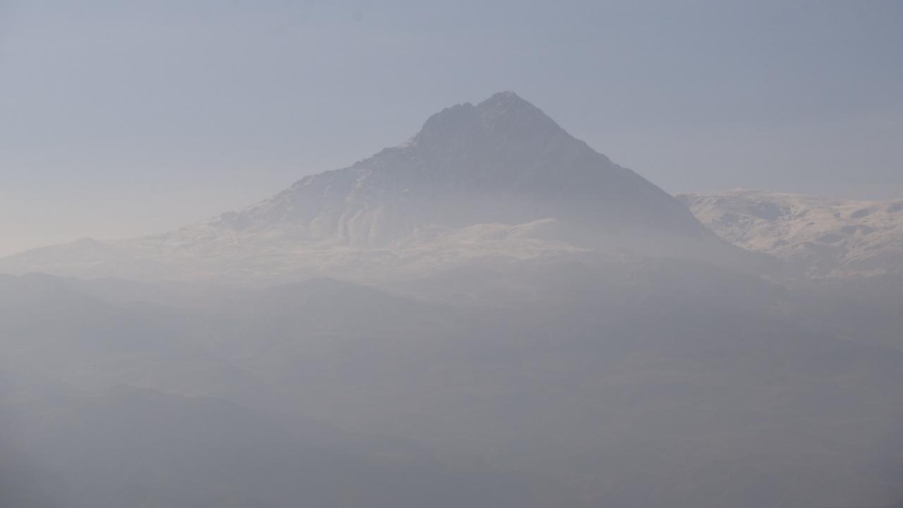 Iğdır’da Büyüleyen Manzara! Tekelti Dağı Sis Altında Kaldı, Kartpostallık Görüntüler Oluştu