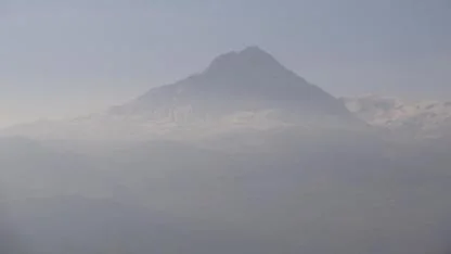 Iğdır’da Büyüleyen Manzara! Tekelti Dağı Sis Altında Kaldı, Kartpostallık Görüntüler Oluştu