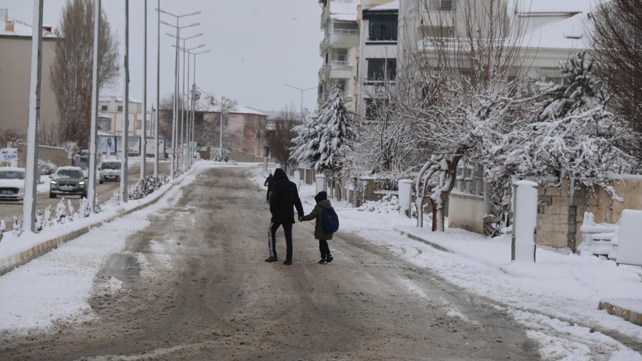Iğdır’da Kar Yağışı Şehir Merkezini Beyaza Bürüdü