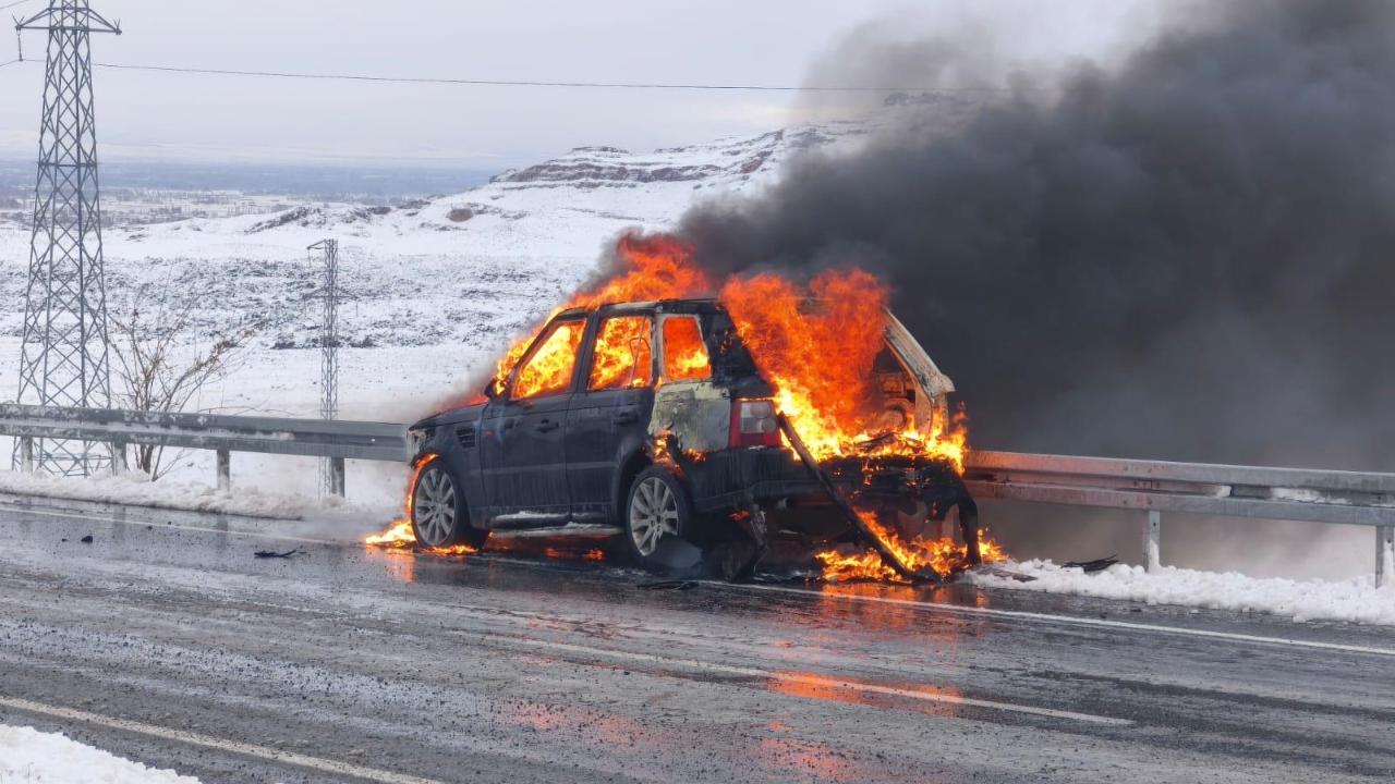 Iğdır’da seyir halindeki araç alev aldı