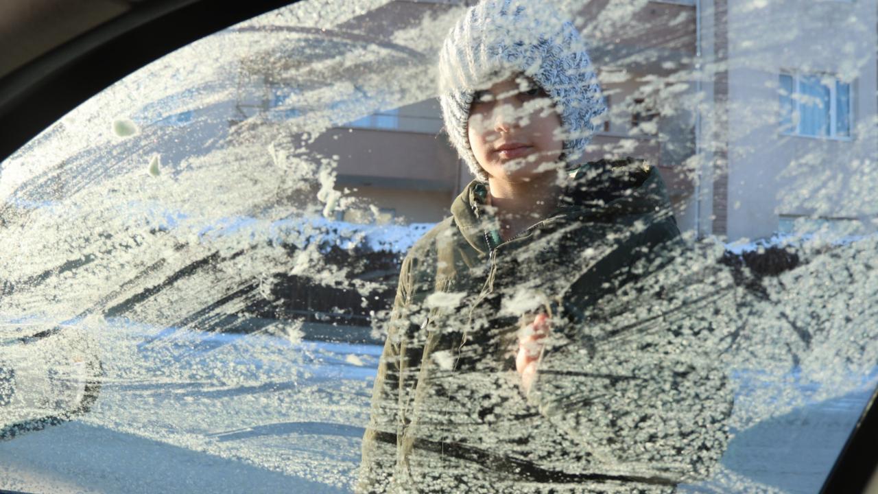 Iğdır’da Sibirya Soğukları: Termometreler -10’u Gördü, Araç Camları Buz Tuttu!