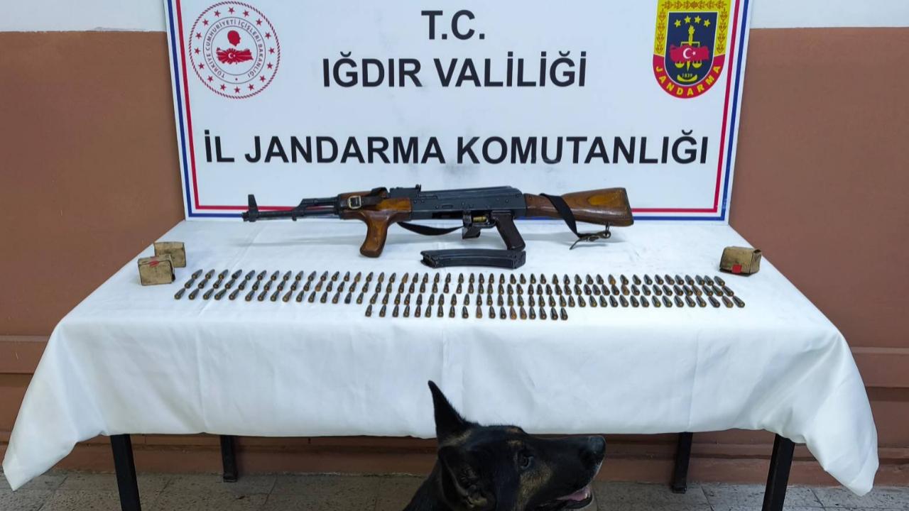Iğdır’da Silah Kaçakçılığı Operasyonu: Kalaşnikof ve Mühimmat Ele Geçirildi