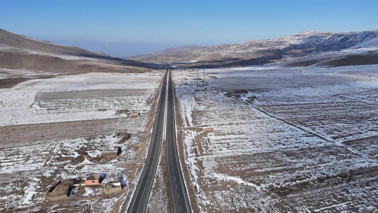 Iğdır’ın zirvelerinde kış: Köyler havadan görüntülendi