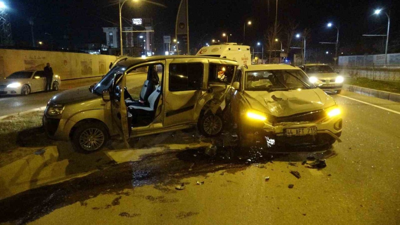 İki aracın kullanılamaz hale geldiği kazayı burunları bile kanamadan atlattılar