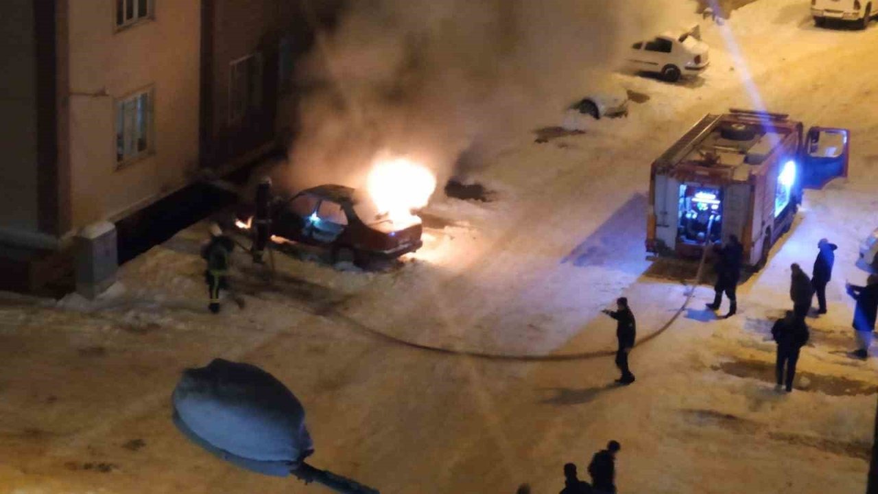 İpekyolu’nda Otomobil Yangını: Araç Küle Döndü