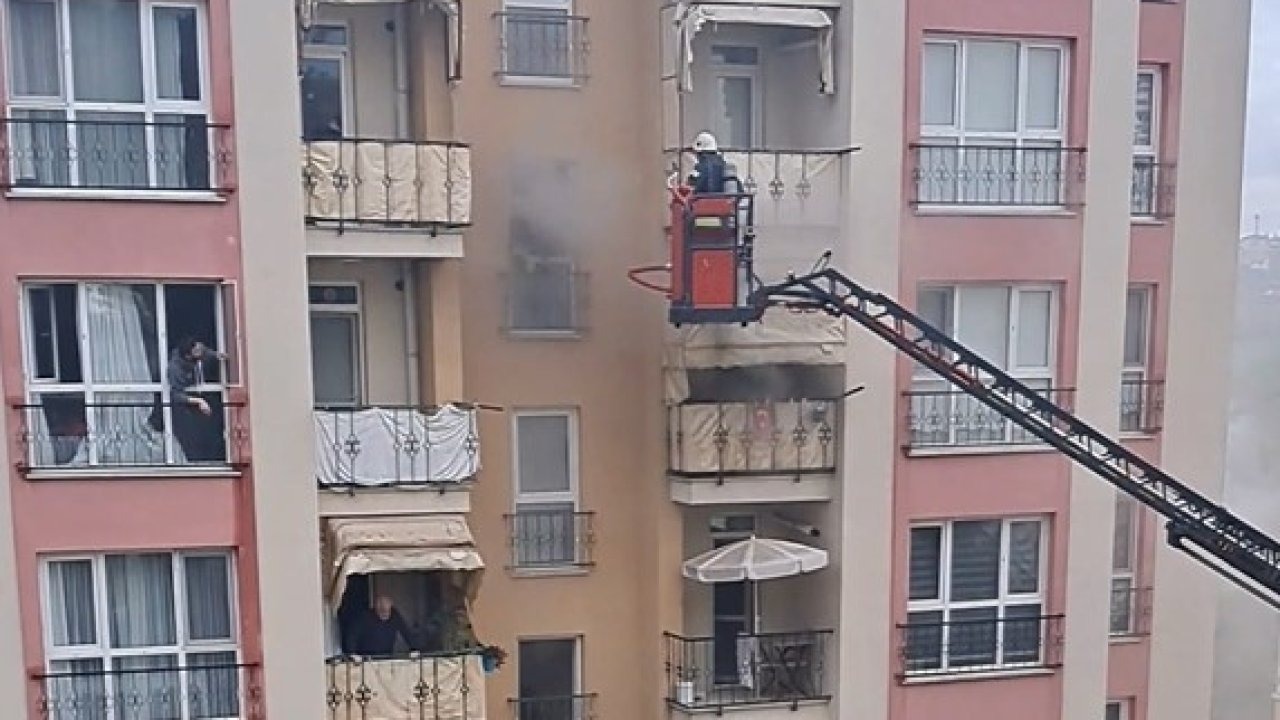 İtfaiye eri, oksijen maskesini vatandaşa verip hayatını kurtardı