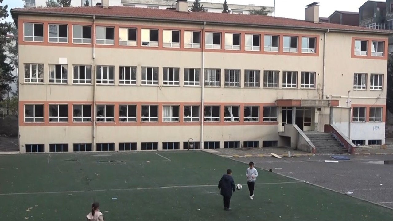 Kahramanmaraş’ta yarım asırlık okul yıkılmayı bekliyor