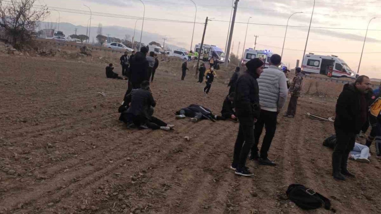 Kamyonet ile midibüs çarpıştı: 17 yaralı